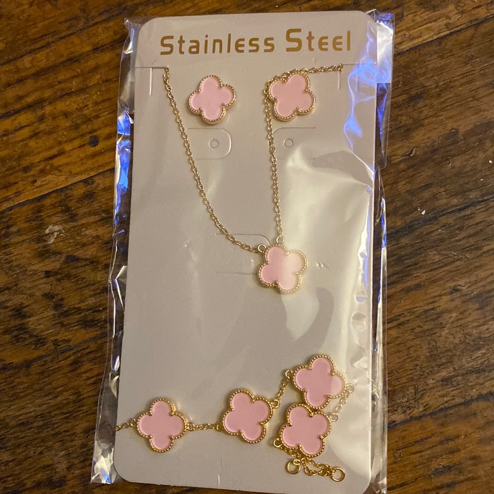 clover fashion jewelry, 1 set includes earrings, necklace, bracelet; pink color